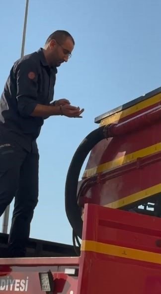 Yuvasından düşen yavru kuşun yardımına itfaiye ekipleri yetişti