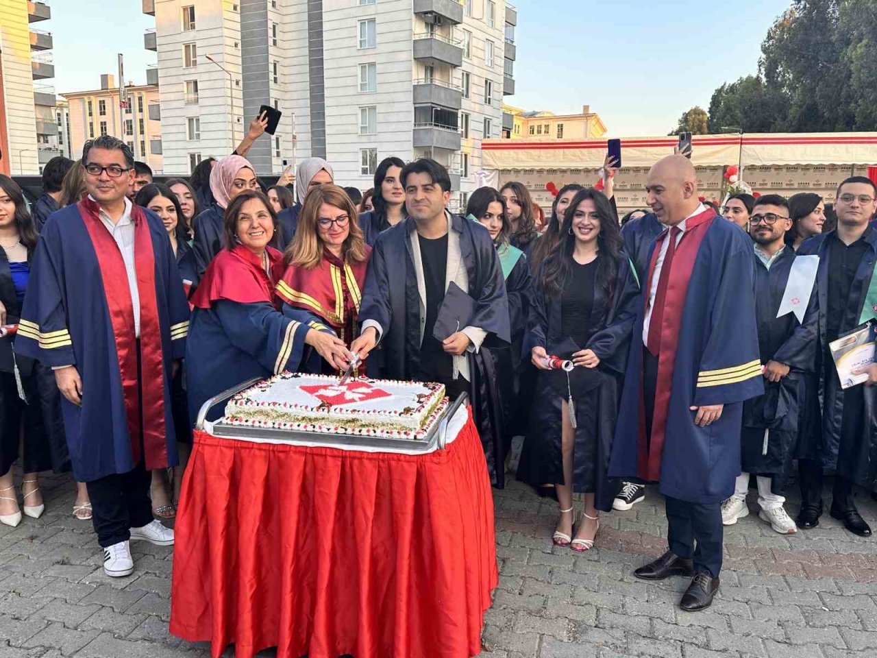 Başkent Üniversitesi Adana Sağlık Meslek Yüksek Okulu’nda mezuniyet heyecanı