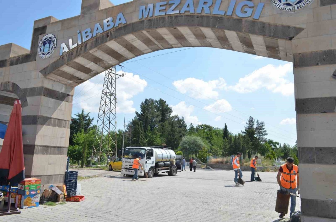 Battalgazi’deki mezarlıklarda bakım çalışması
