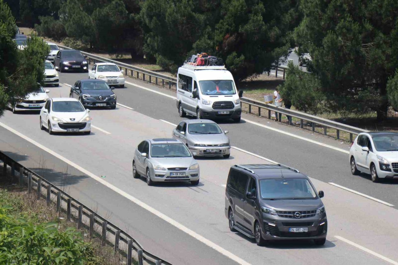 Bayram göçünde otoyolun Sakarya geçişinde akıcı yoğunluk