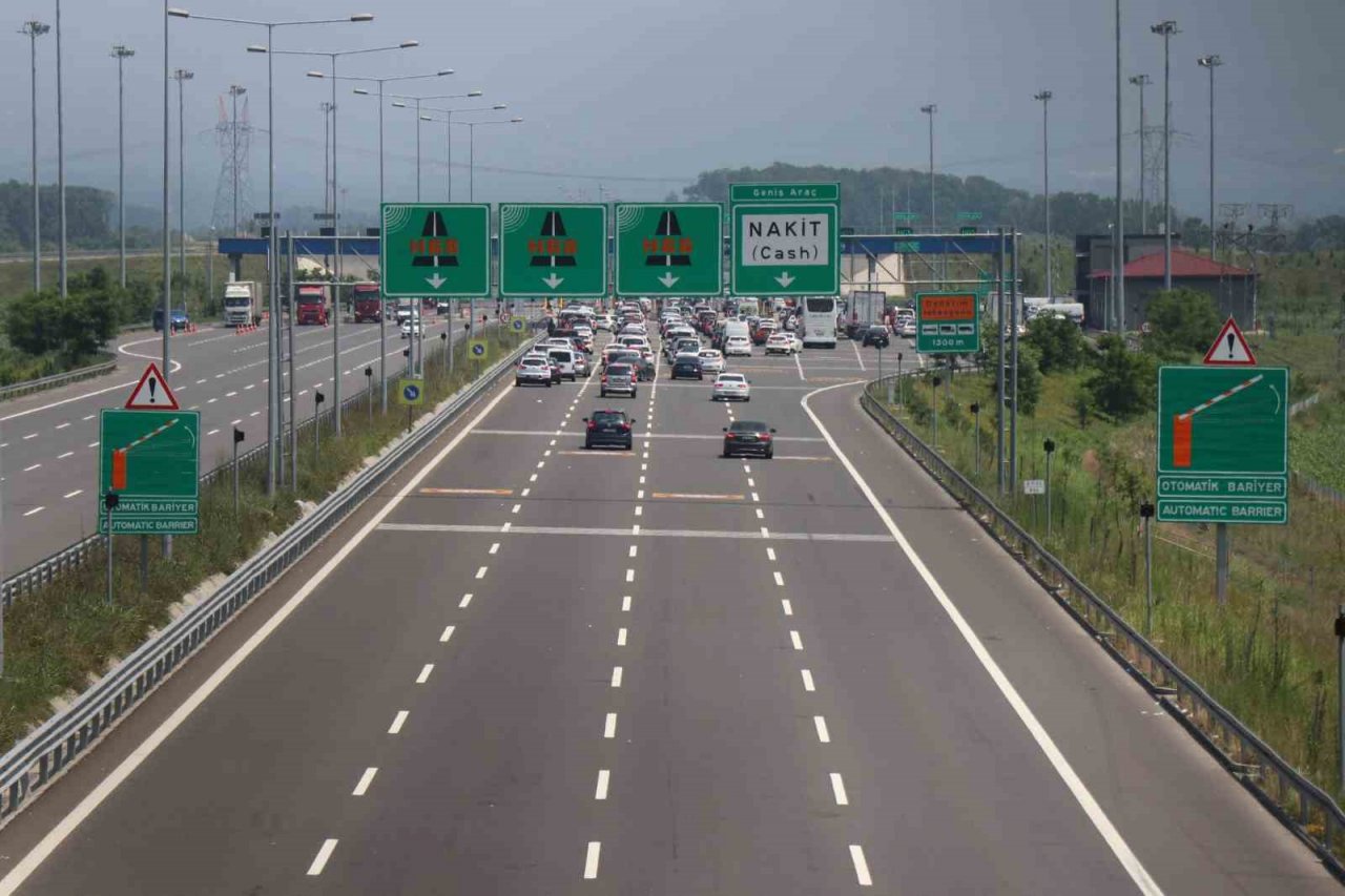 Bayram göçünde otoyolun Sakarya geçişinde akıcı yoğunluk
