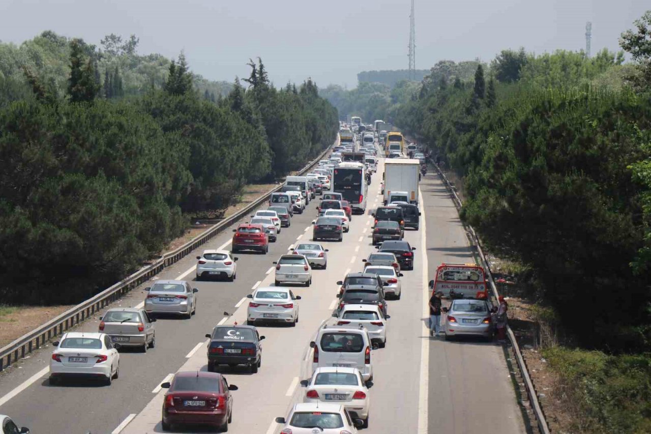 Bayram göçünde otoyolun Sakarya geçişinde akıcı yoğunluk