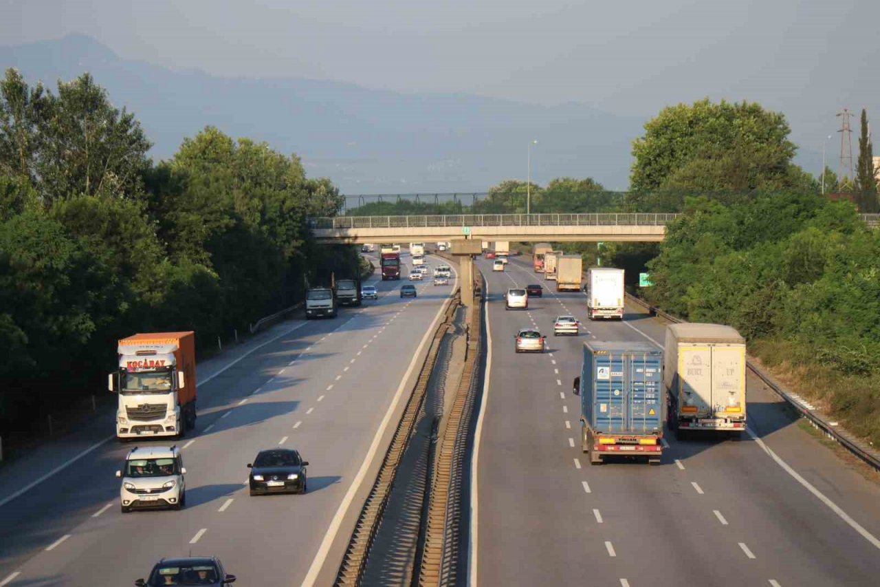 Bayram göçünde otoyolun Sakarya geçişinde akıcı yoğunluk