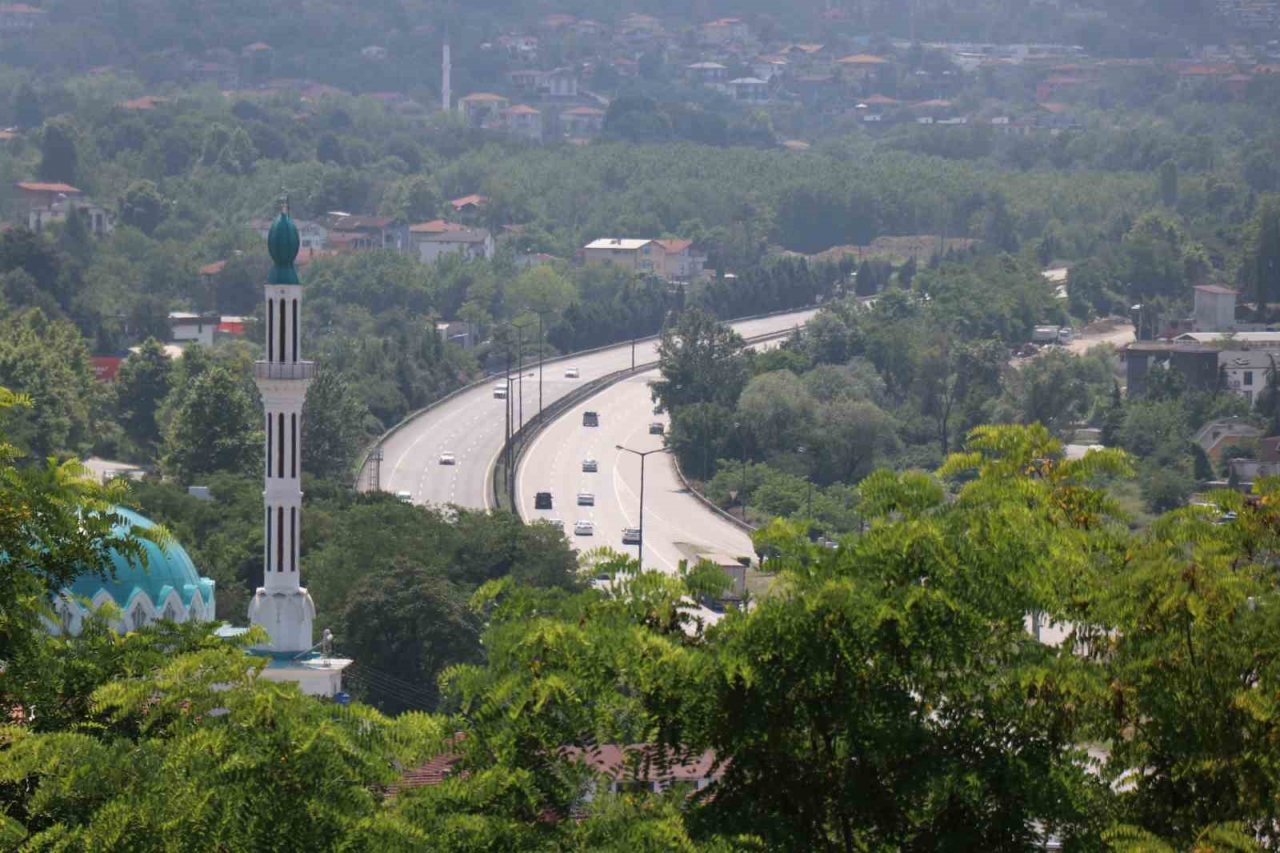 Bayram göçünde otoyolun Sakarya geçişinde akıcı yoğunluk