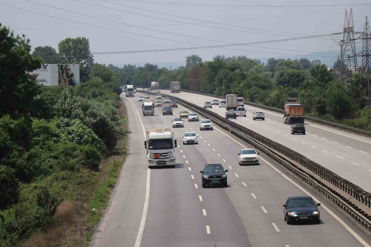 Bayram göçünde otoyolun Sakarya geçişinde akıcı yoğunluk