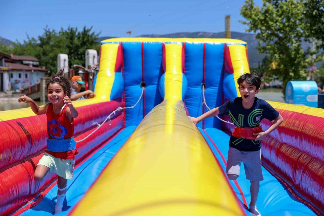 Buca Belediyesi, çocukların karne sevincine ortak oldu