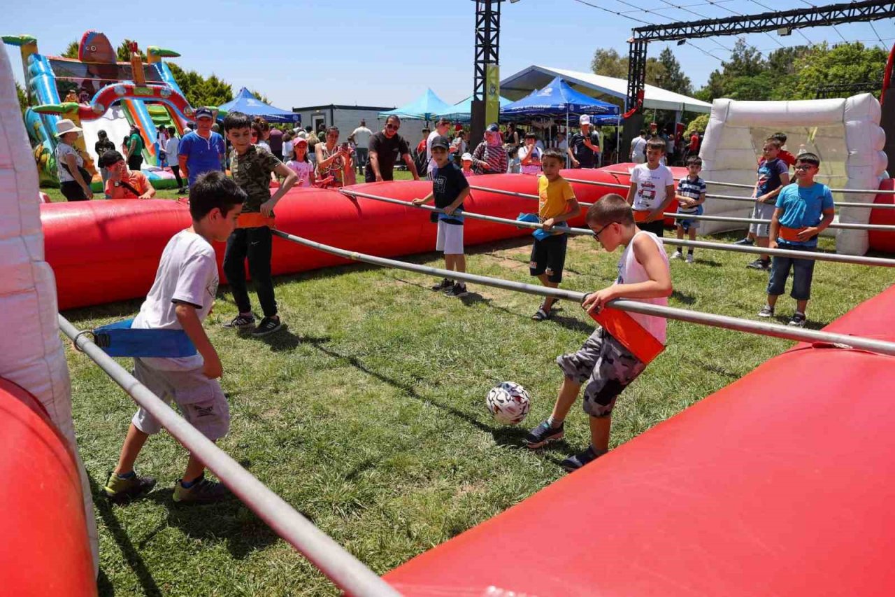 Buca Belediyesi, çocukların karne sevincine ortak oldu