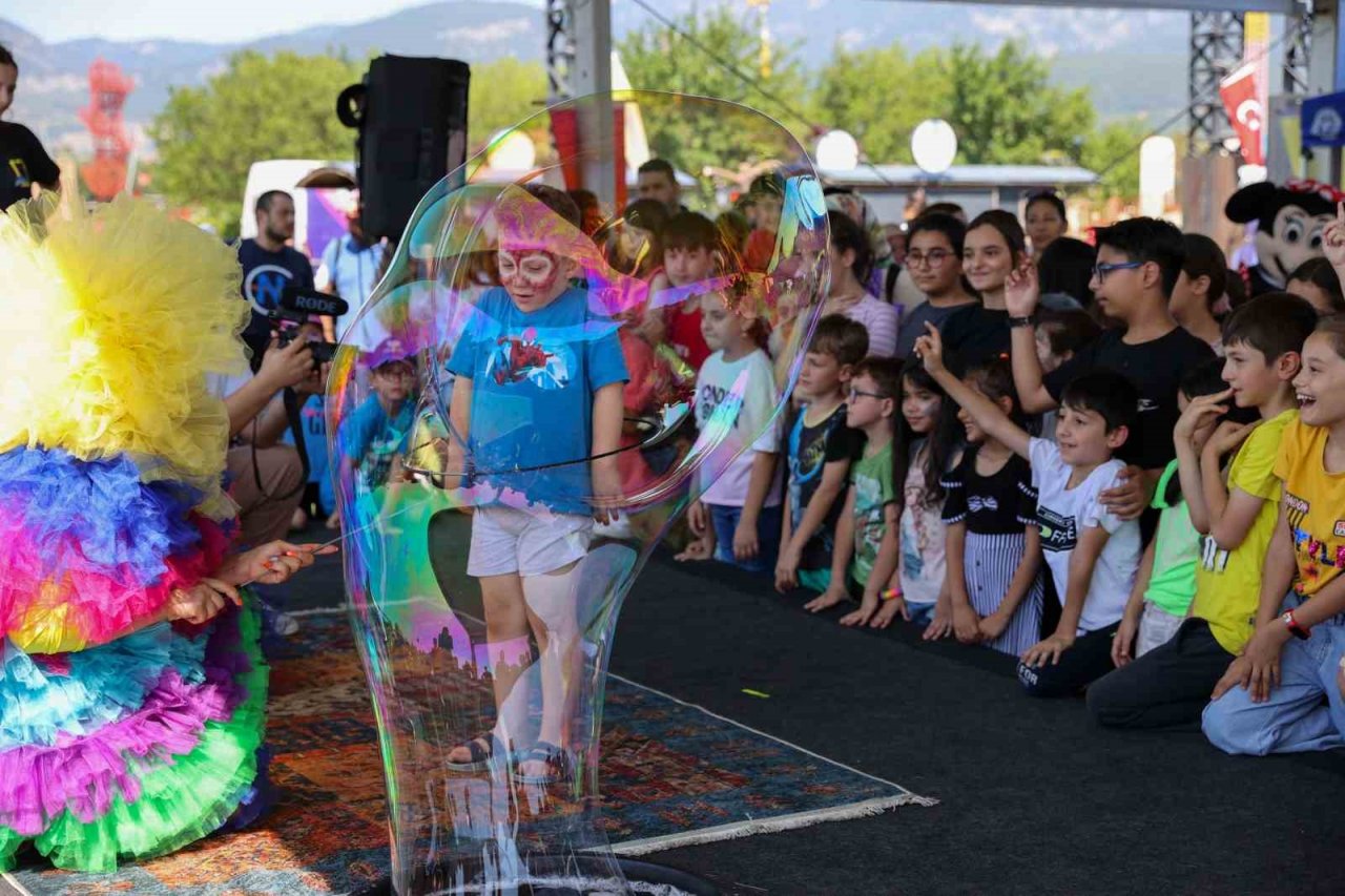 Buca Belediyesi, çocukların karne sevincine ortak oldu