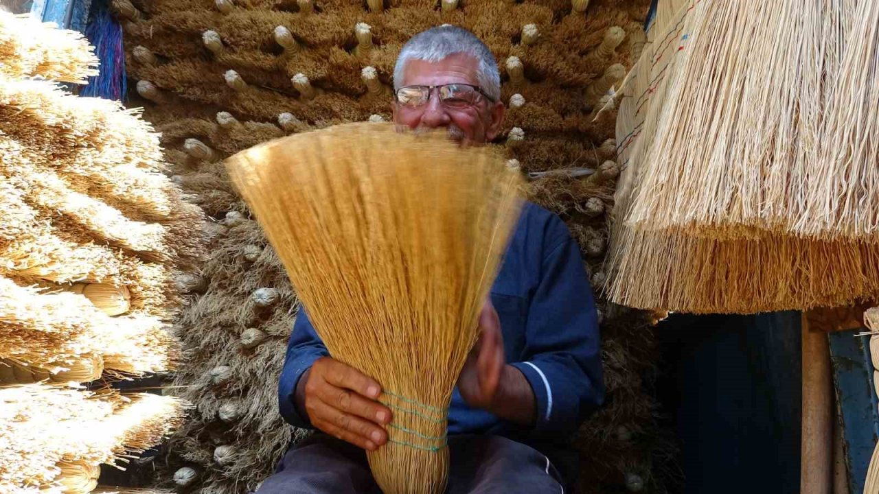 Çalı süpürgeleriyle, teknolojik robotlara kafa tutuyor