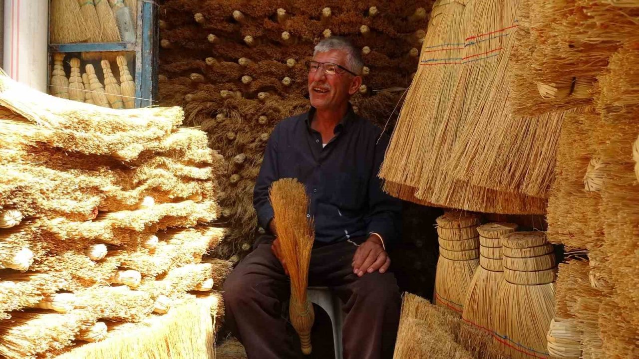 Çalı süpürgeleriyle, teknolojik robotlara kafa tutuyor