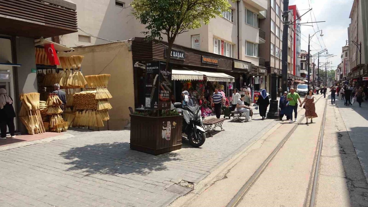 Çalı süpürgeleriyle, teknolojik robotlara kafa tutuyor