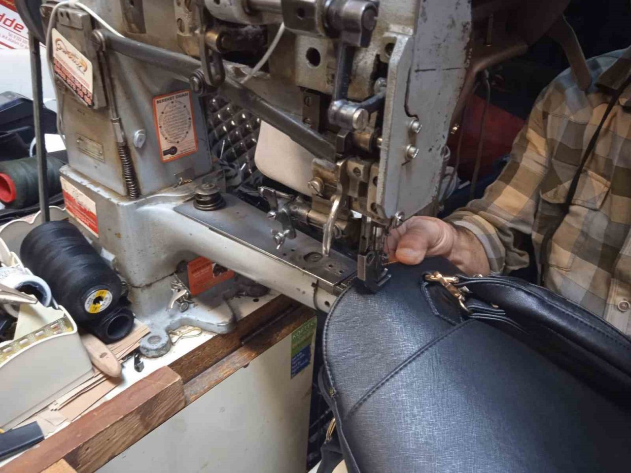 Çanta tamircilerinin yoğun ‘bayram’ mesaisi