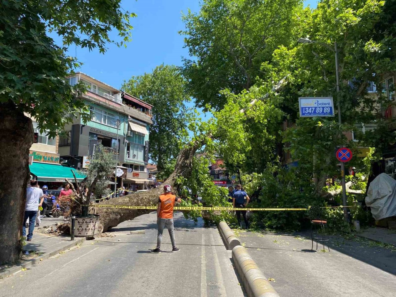 Üsküdar’da asırlık çınar ağacının caddeye devrilmesi kameraya yansıdı
