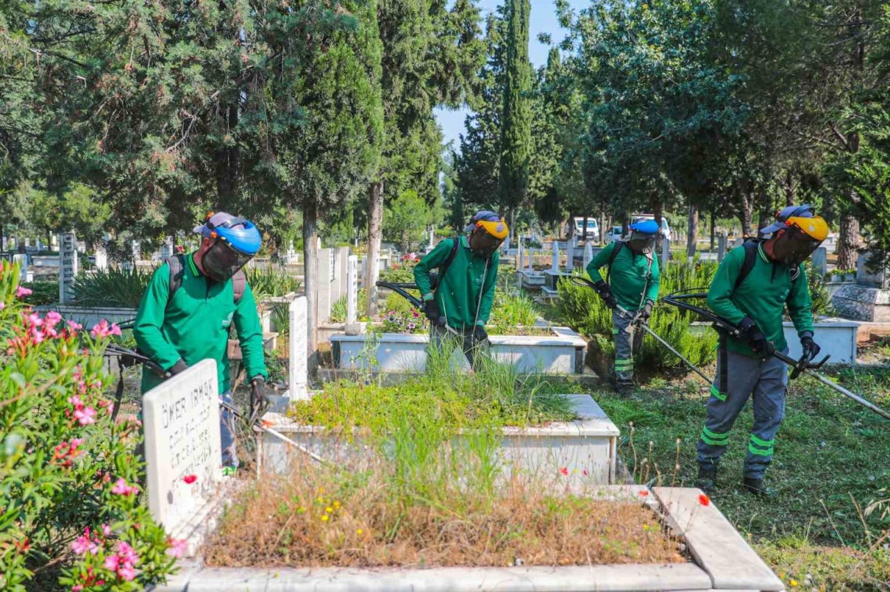 Büyükşehirden mezarlıklarda bayramı mesaisi