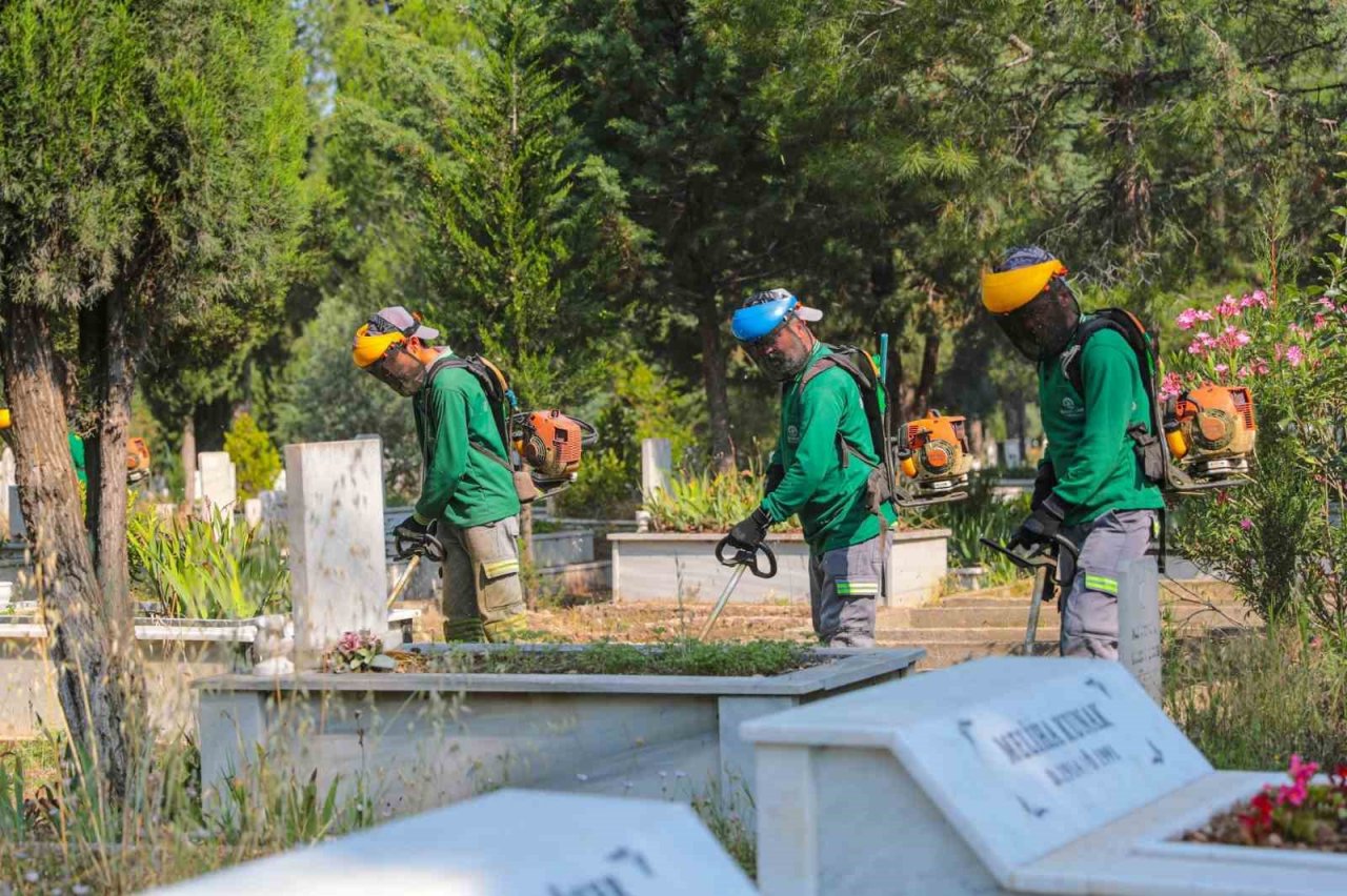 Büyükşehirden mezarlıklarda bayramı mesaisi