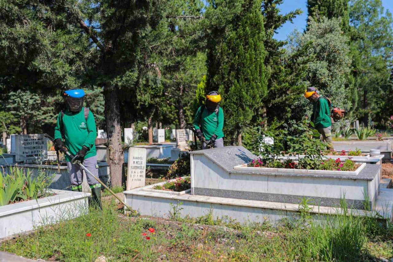 Büyükşehirden mezarlıklarda bayramı mesaisi
