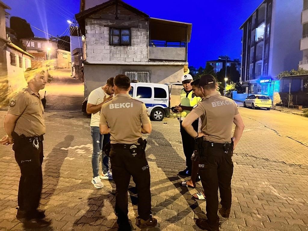 Edremit polisi ‘Bayram Huzuru’ operasyonunda didik didik aradı