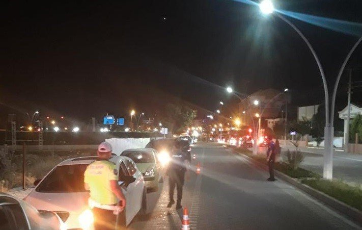 Edremit polisi ‘Bayram Huzuru’ operasyonunda didik didik aradı