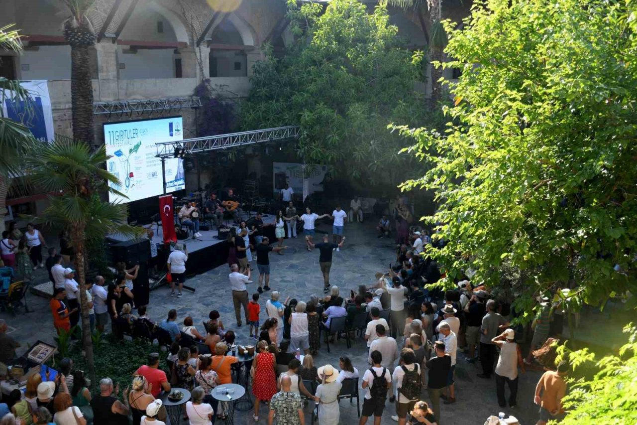 Ege’nin iki yakasını birleştiren Girit Festivali’ne yoğun ilgi