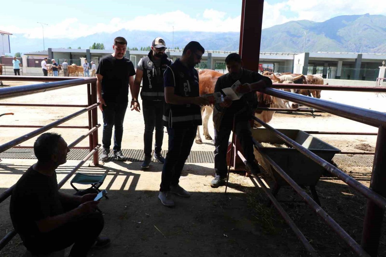 Erzincan polisinden kurban satıcılarına ’sahte para’ uyarısı