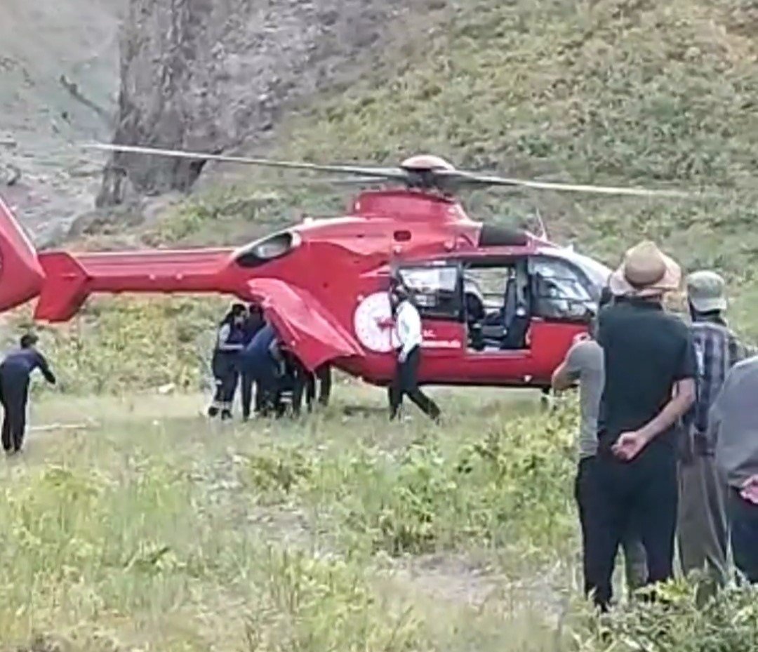 Hakkari’de attan düşen vatandaş ambulans helikopterle kurtarıldı