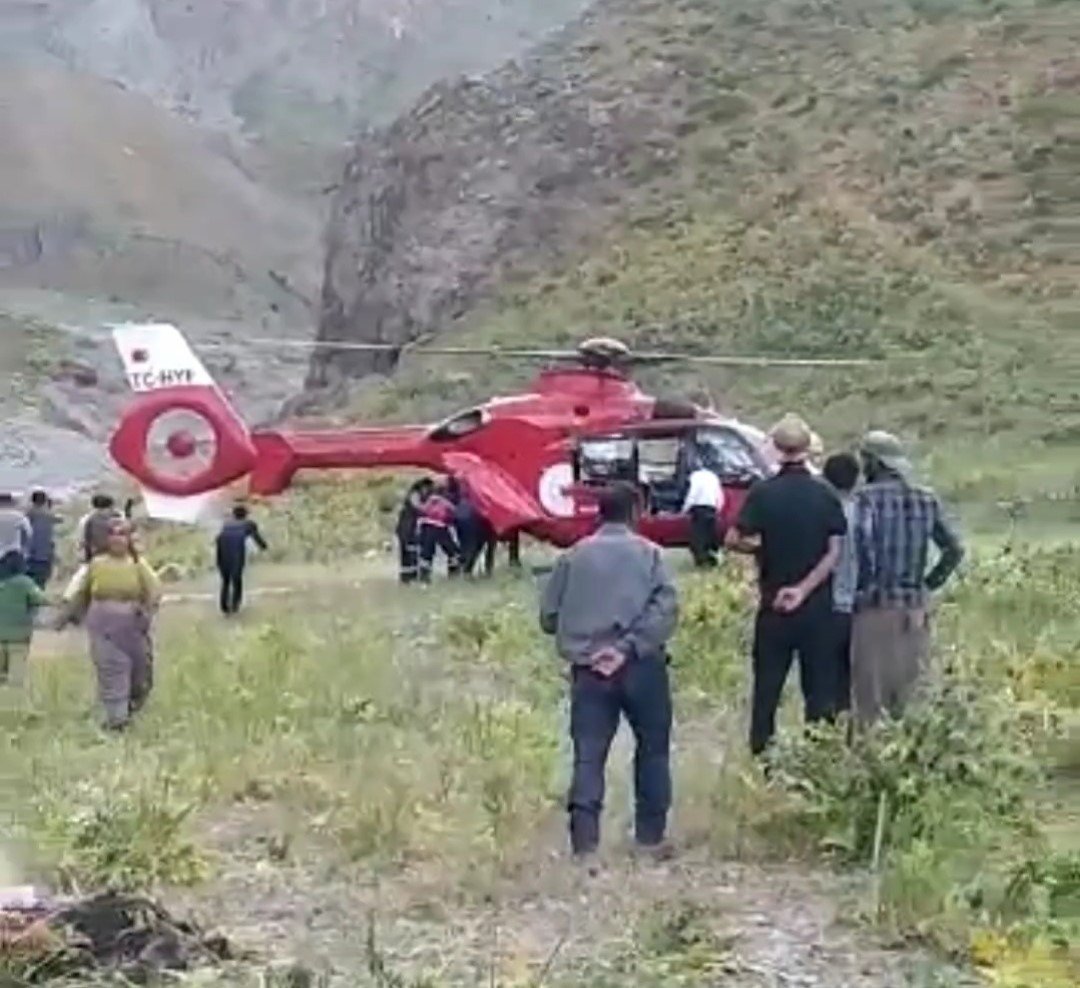 Hakkari’de attan düşen vatandaş ambulans helikopterle kurtarıldı