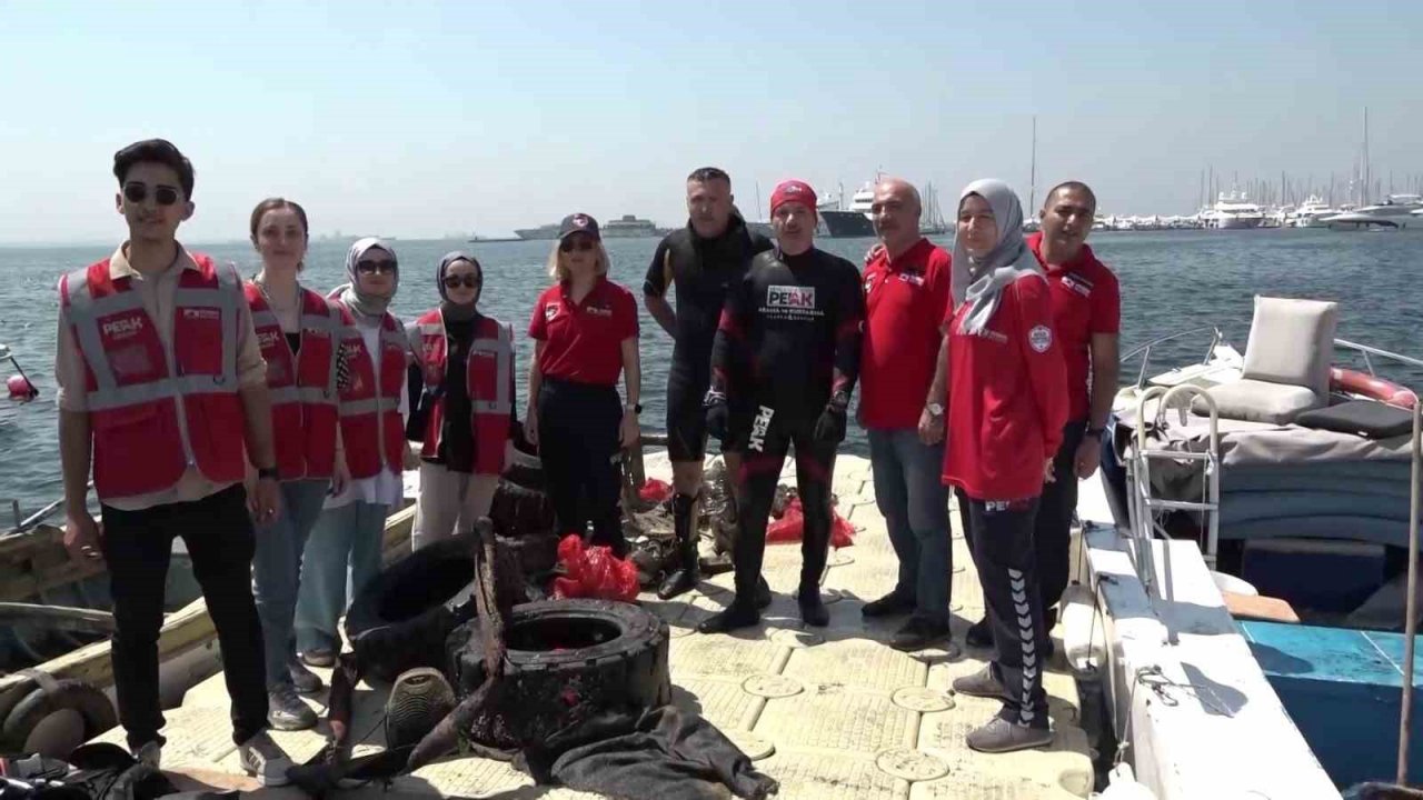 Pendik’te denizden çok sayıda araç lastiği çıktı