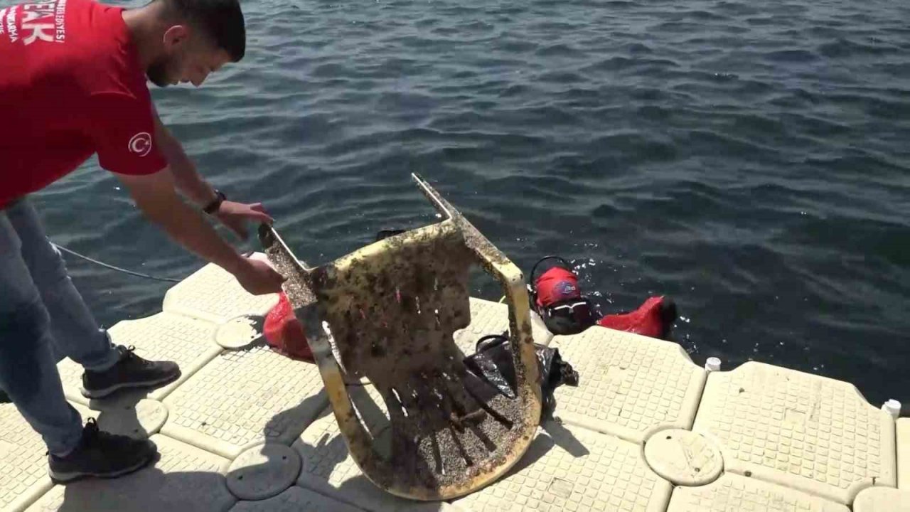 Pendik’te denizden çok sayıda araç lastiği çıktı