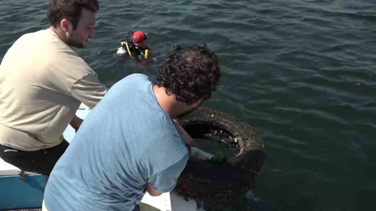 Pendik’te denizden çok sayıda araç lastiği çıktı