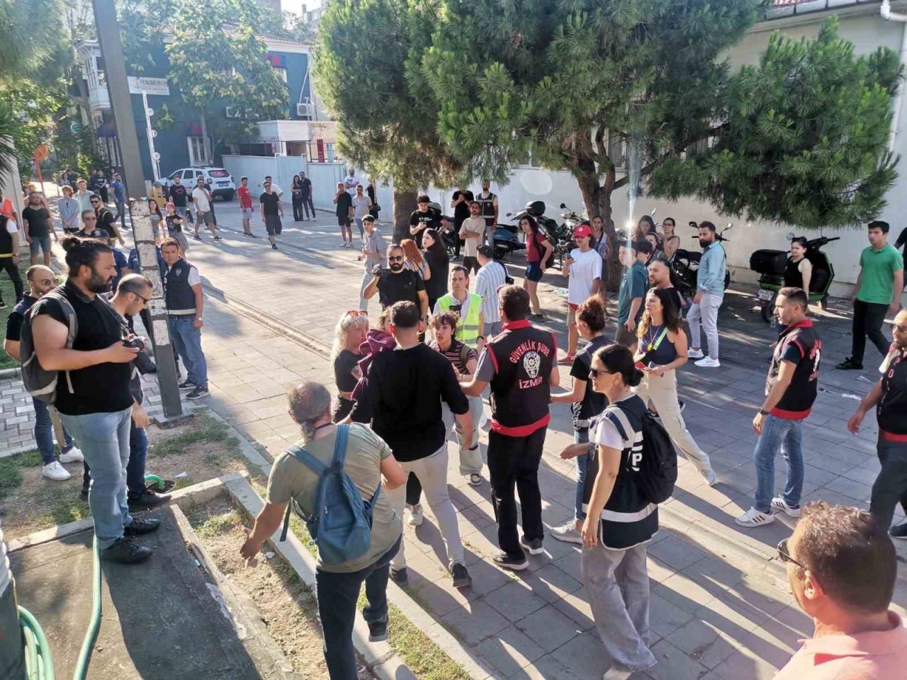 İzmir’de LGBT yürüyüşüne polis müdahalesi: 50’nin üzerinde gözaltı