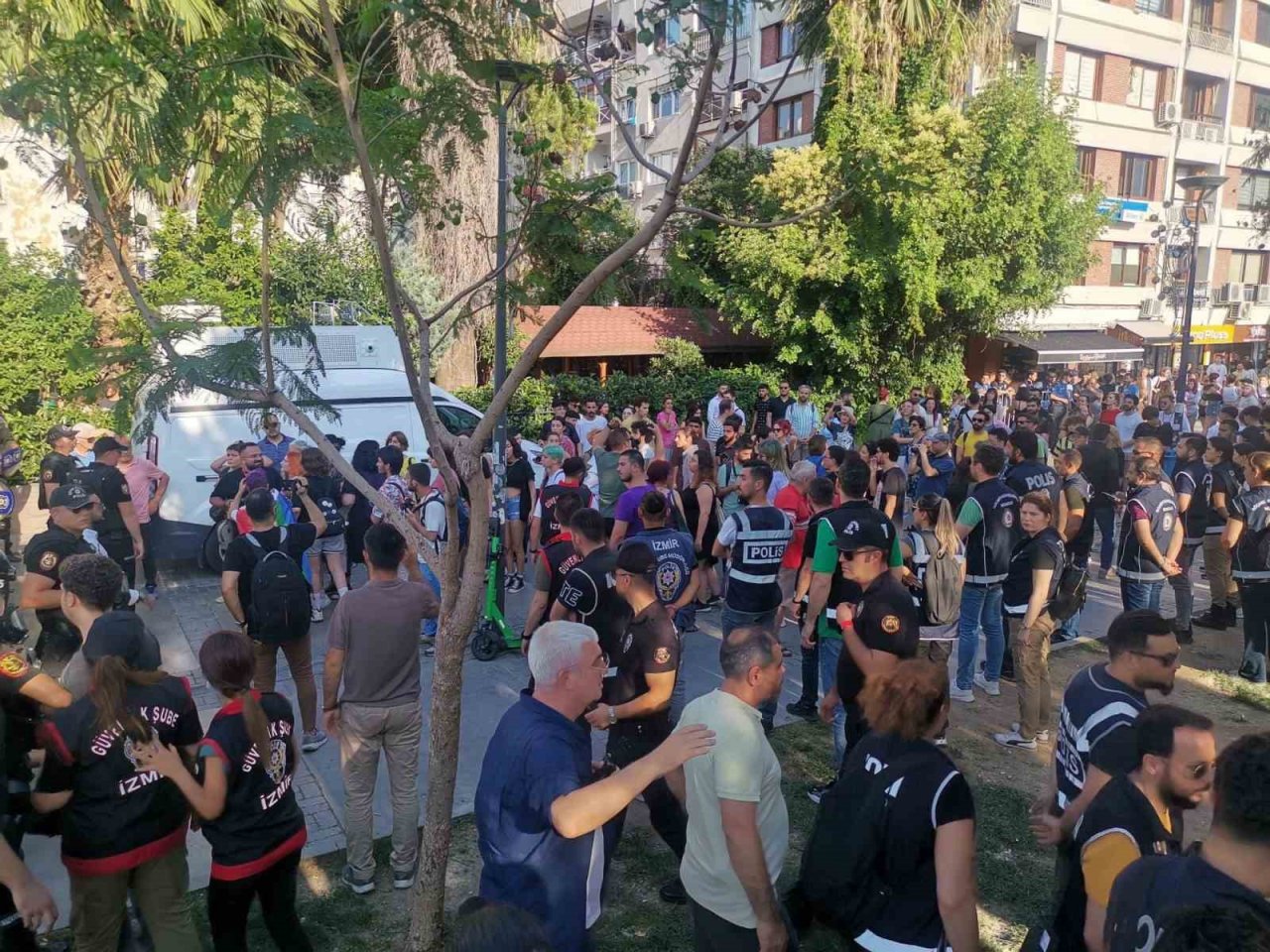 İzmir’de LGBT yürüyüşüne polis müdahalesi: 50’nin üzerinde gözaltı