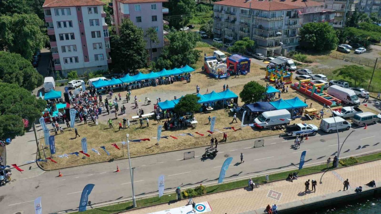 Aileler İzmit Körfezi’nde en fazla balığı yakalayabilmek için kıyasıya yarıştı