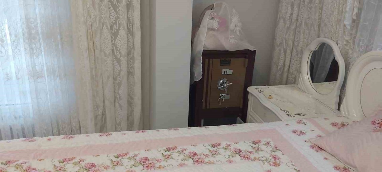 Hırsızlar elleriyle koymuş gibi buldukları 1,5 milyonluk ziynetlerle kayıplara karıştı