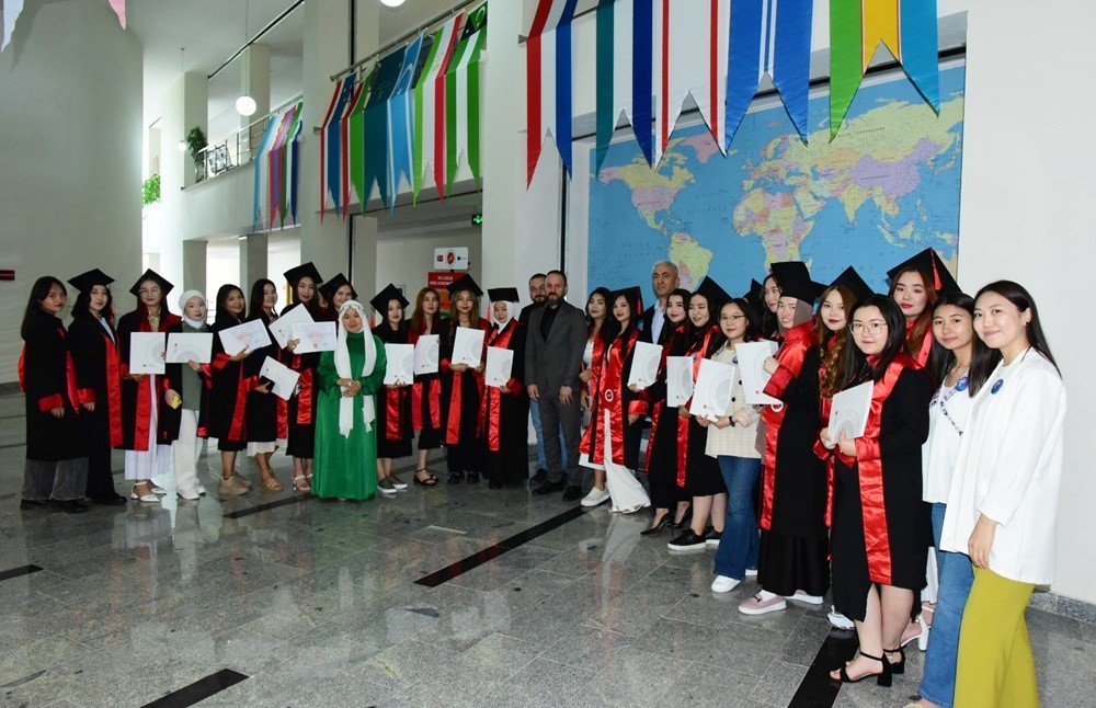 Yabancı ülkelerden Kastamonu Üniversitesi’ne gelen öğrenciler sertifikalarını aldı