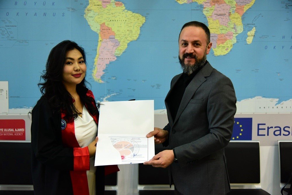 Yabancı ülkelerden Kastamonu Üniversitesi’ne gelen öğrenciler sertifikalarını aldı