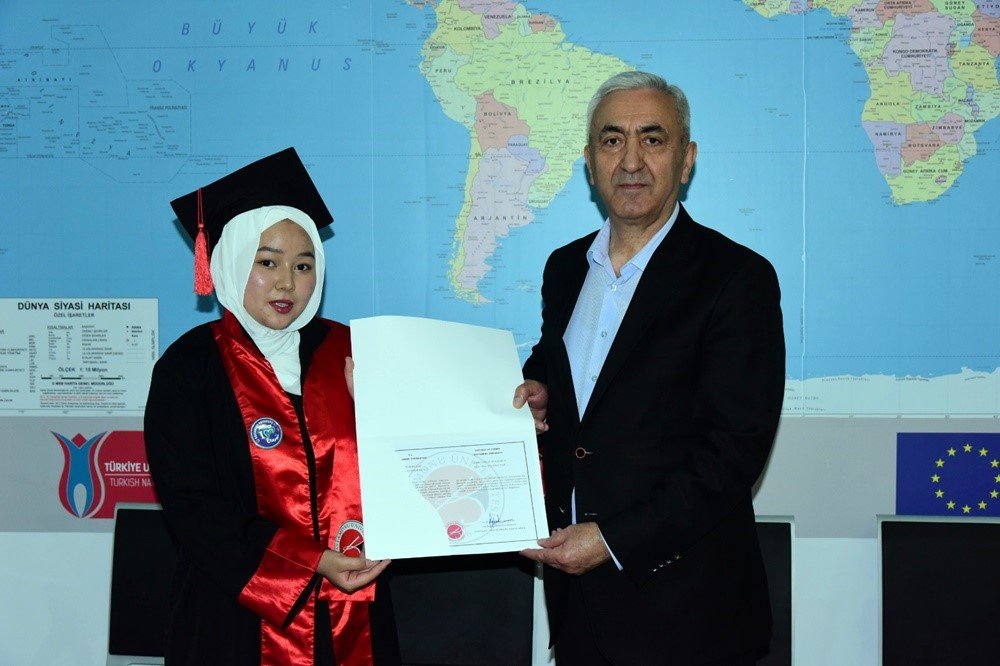 Yabancı ülkelerden Kastamonu Üniversitesi’ne gelen öğrenciler sertifikalarını aldı