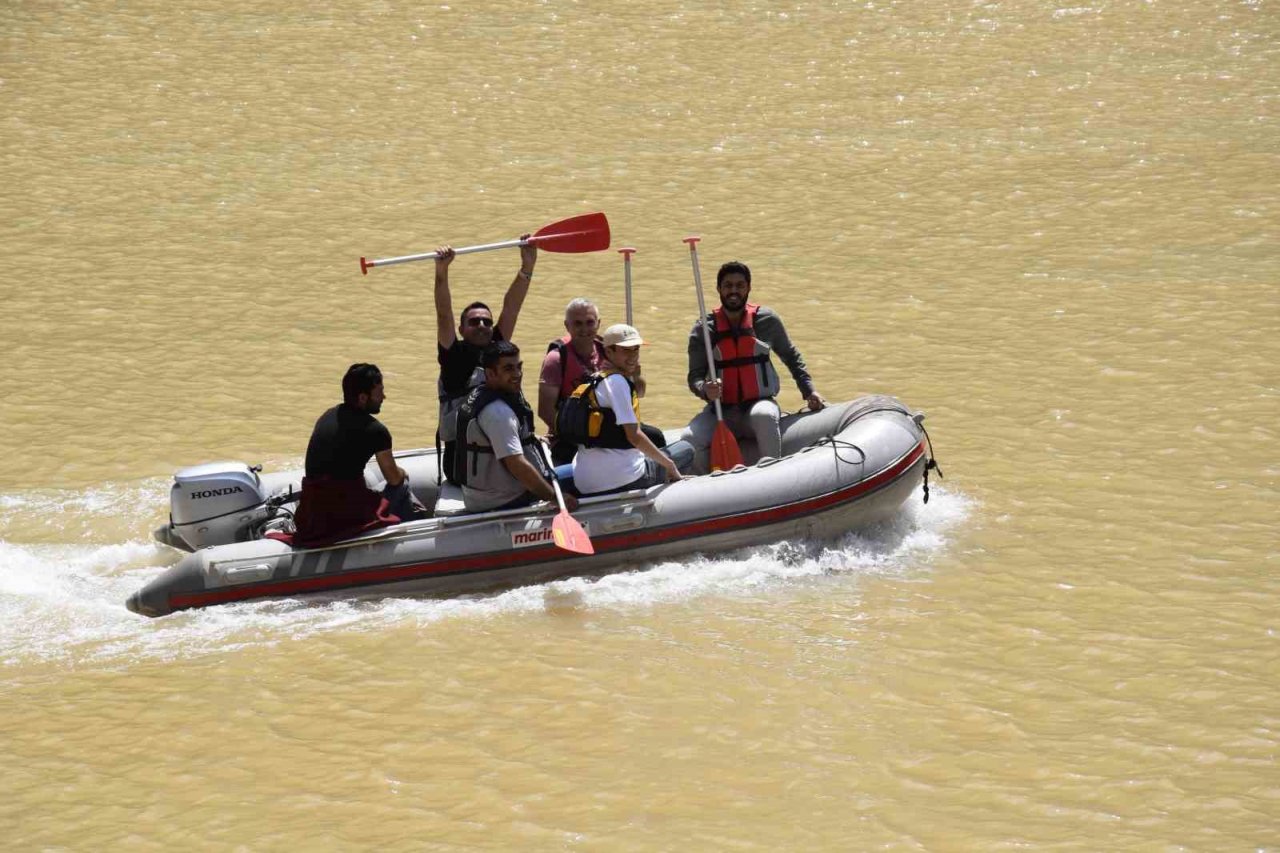 Fırat Nehrinde su sporu yapan vatandaşların bindiği muzun devrilme anı kameraya yansıdı