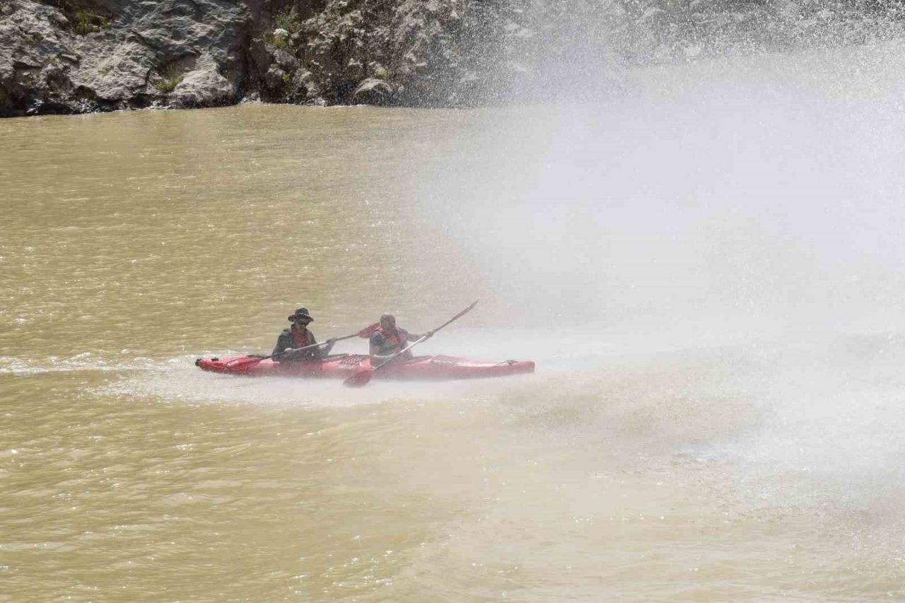 Fırat Nehrinde su sporu yapan vatandaşların bindiği muzun devrilme anı kameraya yansıdı