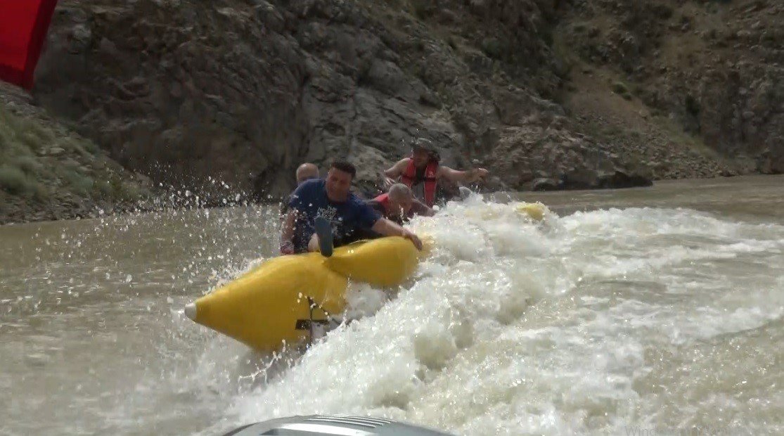 Fırat Nehrinde su sporu yapan vatandaşların bindiği muzun devrilme anı kameraya yansıdı