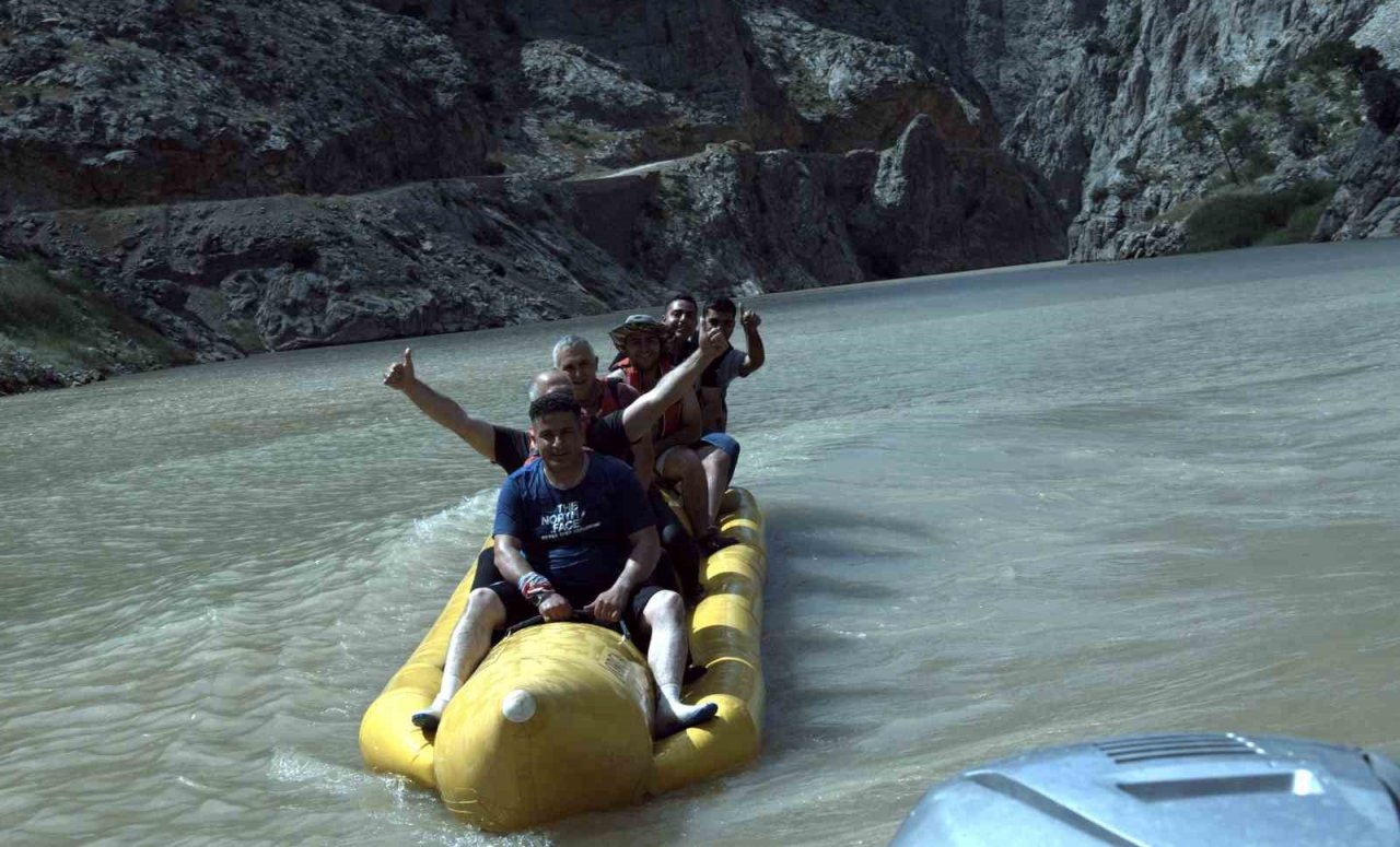Fırat Nehrinde su sporu yapan vatandaşların bindiği muzun devrilme anı kameraya yansıdı