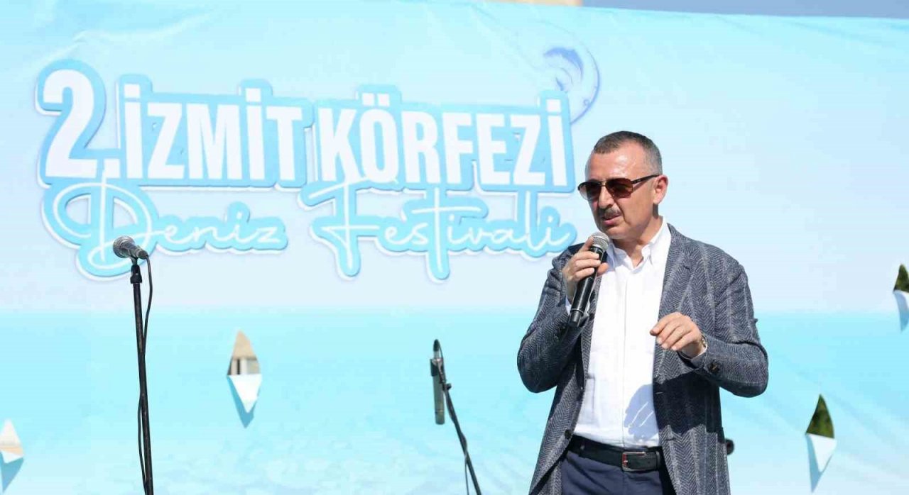 Aileler İzmit Körfezi’nde en fazla balığı yakalayabilmek için kıyasıya yarıştı