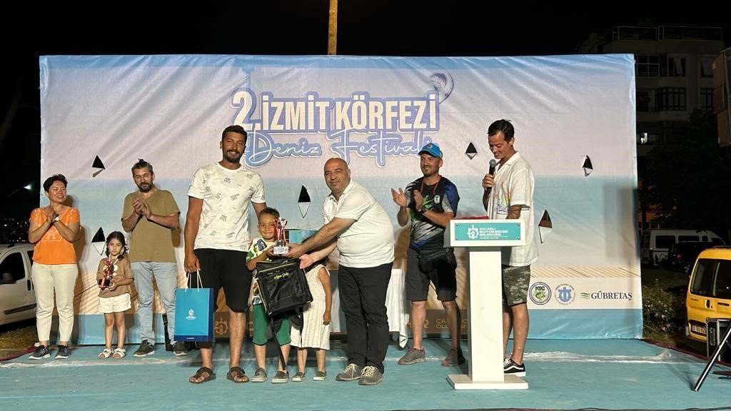 Aileler İzmit Körfezi’nde en fazla balığı yakalayabilmek için kıyasıya yarıştı