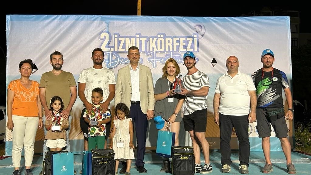 Aileler İzmit Körfezi’nde en fazla balığı yakalayabilmek için kıyasıya yarıştı