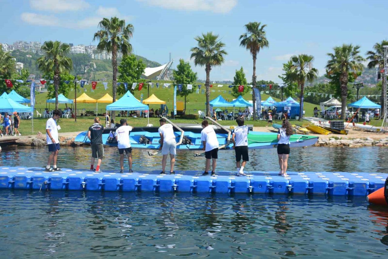 İzmit Körfezi’nde kürekçilerin kıyasıya mücadelesi ikinci gününde tüm hızıyla sürüyor