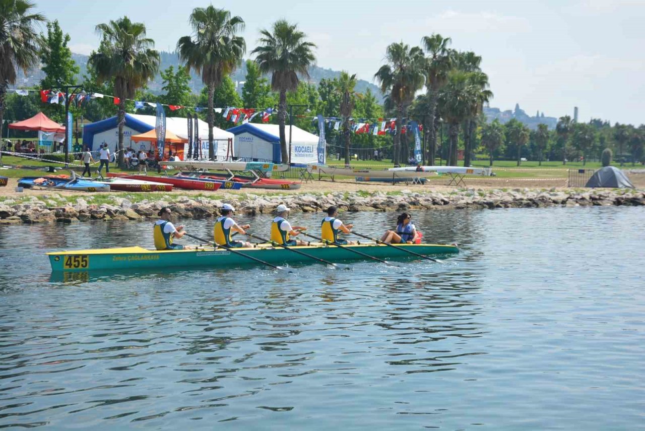 İzmit Körfezi’nde kürekçilerin kıyasıya mücadelesi ikinci gününde tüm hızıyla sürüyor