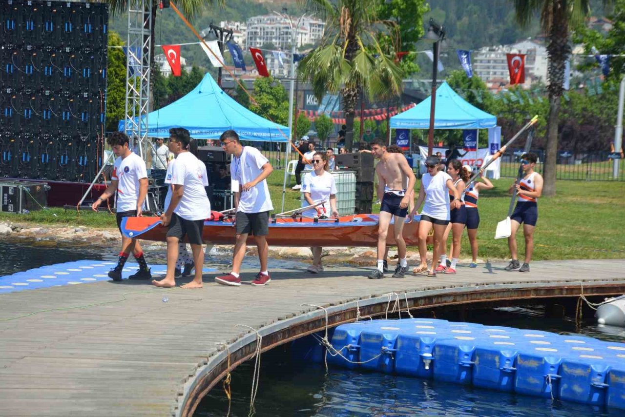 İzmit Körfezi’nde kürekçilerin kıyasıya mücadelesi ikinci gününde tüm hızıyla sürüyor