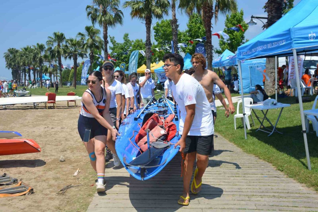 İzmit Körfezi’nde kürekçilerin kıyasıya mücadelesi ikinci gününde tüm hızıyla sürüyor