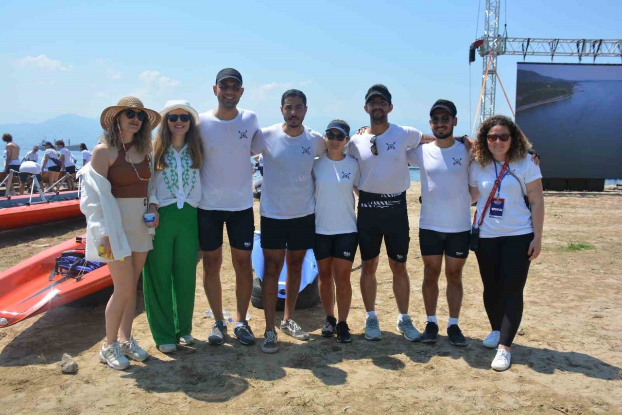 İzmit Körfezi’nde kürekçilerin kıyasıya mücadelesi ikinci gününde tüm hızıyla sürüyor