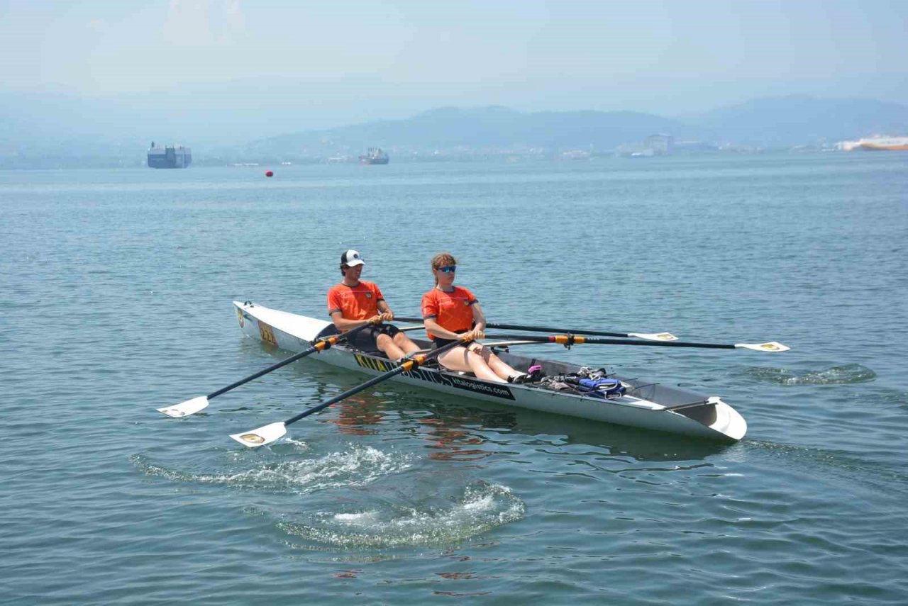 İzmit Körfezi’nde kürekçilerin kıyasıya mücadelesi ikinci gününde tüm hızıyla sürüyor