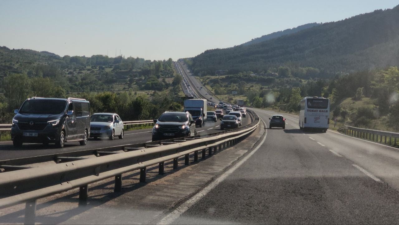 D-100 Karayolu’nda kilometrelerce bayram kuyruğu oluştu